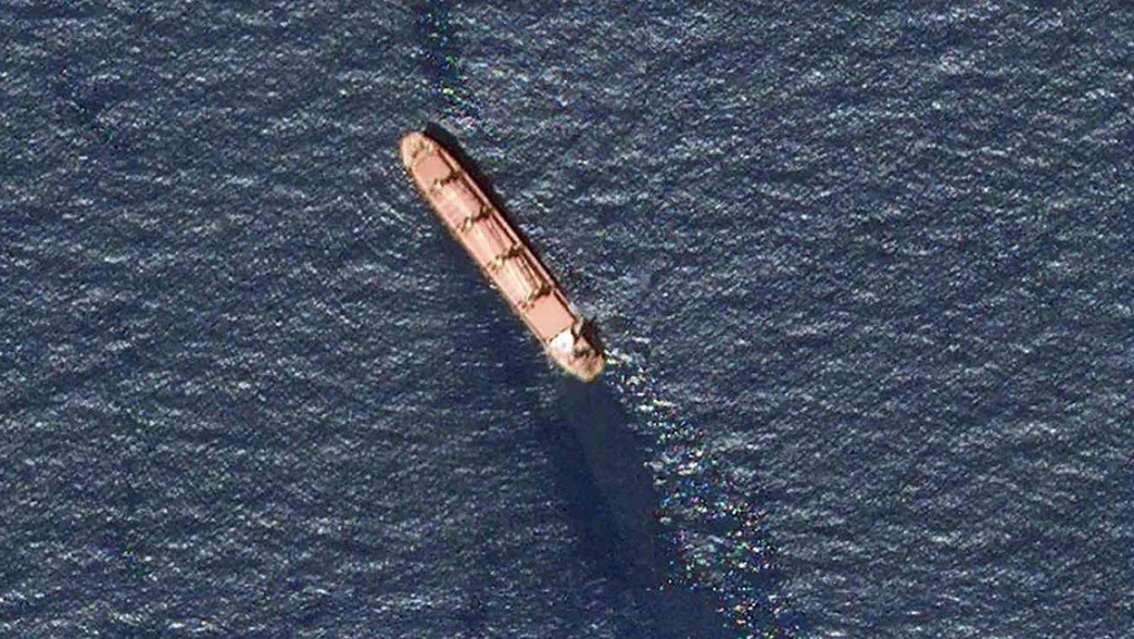 Trong hình ảnh vệ tinh do Planet Labs cung cấp, tàu chở hàng Rubymar được gắn cờ Belize được nhìn thấy ở phía Nam Biển Đỏ gần eo biển Bay el-Mandeb bị rò rỉ dầu sau cuộc tấn công của lực lượng Houthi ở Yemen. (Nguồn: PBC/AP)