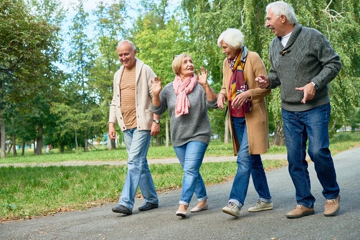 Chuyên gia tư vấn để người già vận động bằng hình thức đi bộ hiệu quả hơn