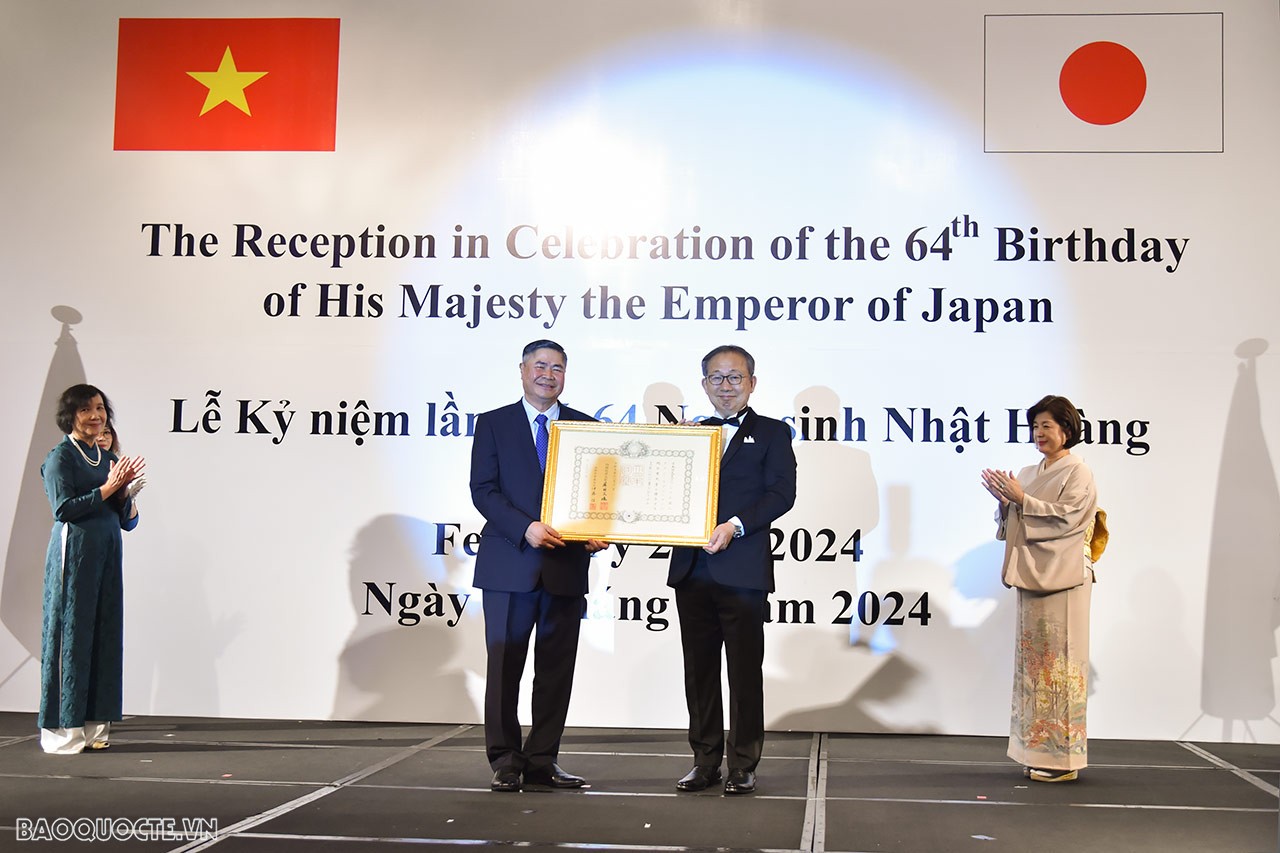 Thay mặt Chính phủ Nhật Bản, Đại sứ Yamada Takio đã trao tặng Huân chương Mặt trời mọc, có ngôi sao vàng và bạc cho ông Đoàn Xuân Hưng, nguyên Đại sứ Việt Nam tại Nhật Bản.