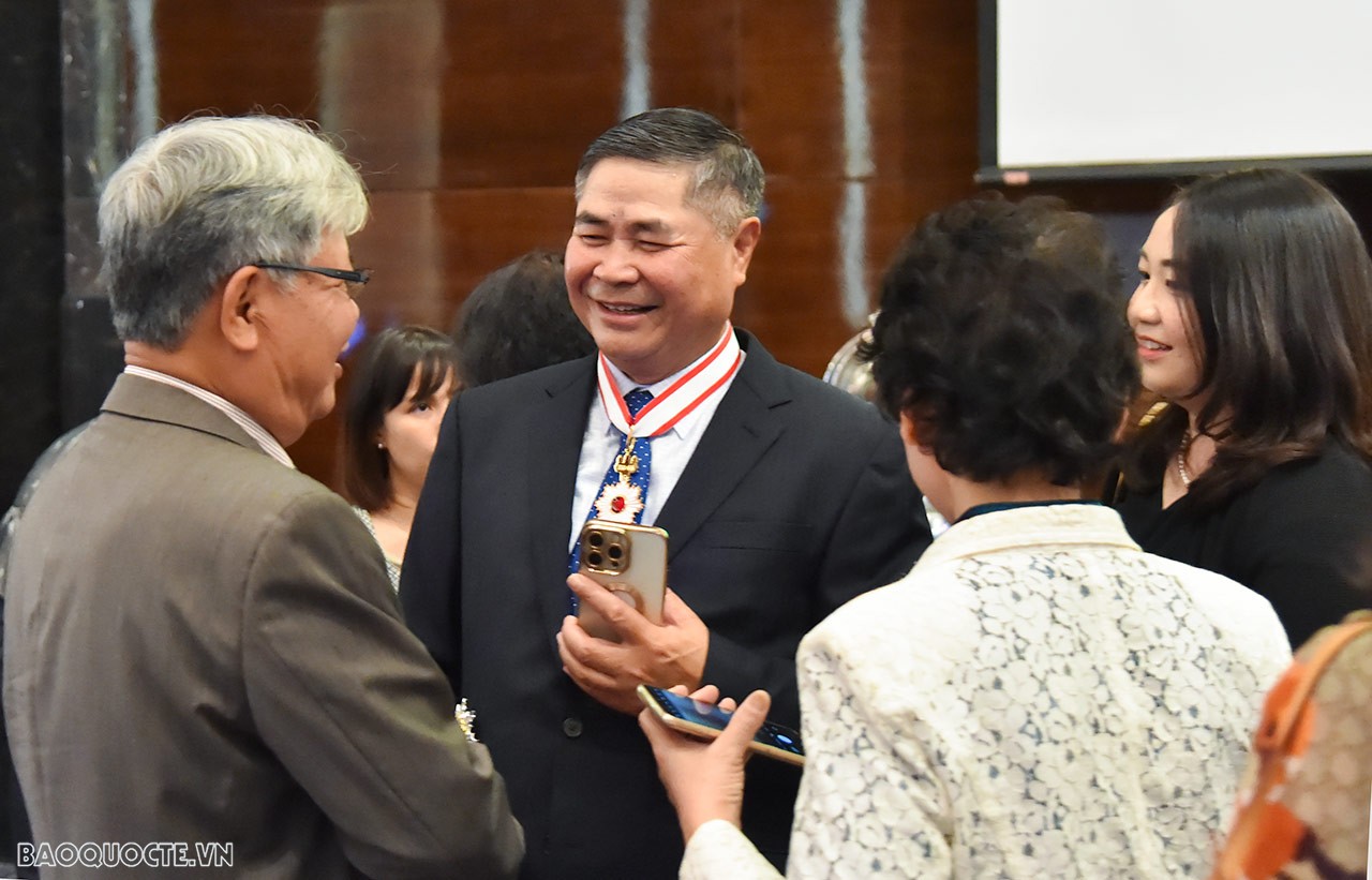 Đại sứ Đoàn Xuân Hưng nhận Huân chương Mặt trời mọc của Chính phủ Nhật Bản