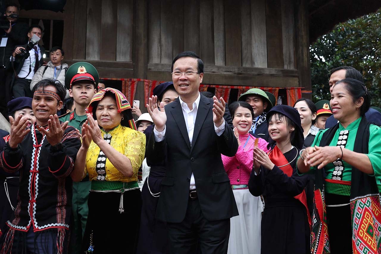 Chủ tịch nước Võ Văn Thưởng thăm làng dân tộc Thái. (Nguồn: TTXVN)