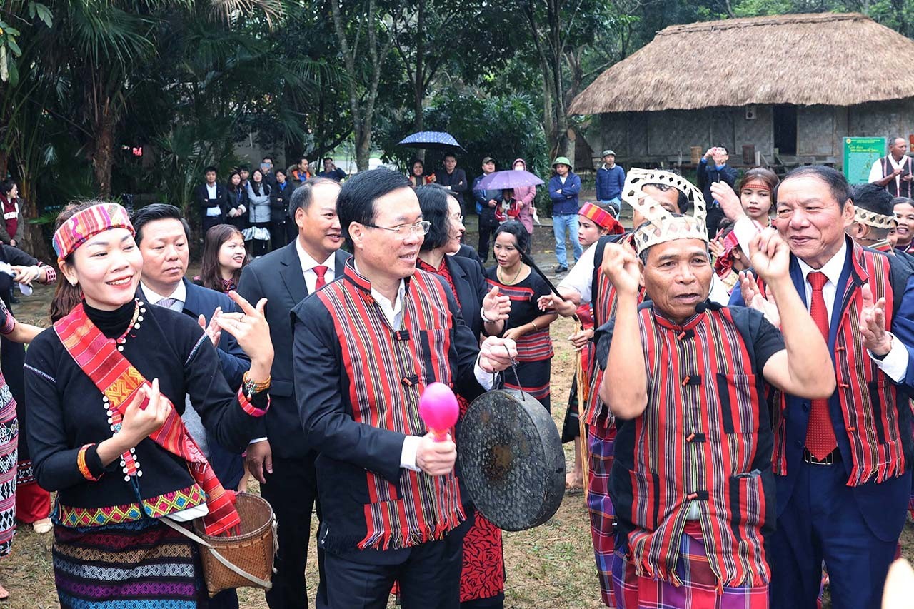 Chủ tịch nước Võ Văn Thưởng tham dự Lễ hội trỉa lúa của đồng bào dân tộc Bru-Vân Kiều. (Nguồn: TTXVN)