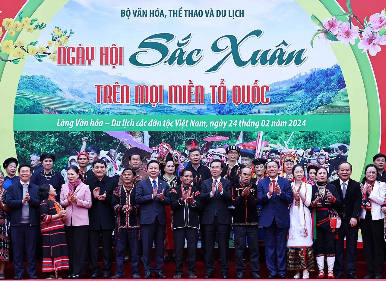 Chủ tịch nước Võ Văn Thưởng và các đại biểu với đại diện đồng bào các dân tộc Việt Nam. (Nguồn: TTXVN)