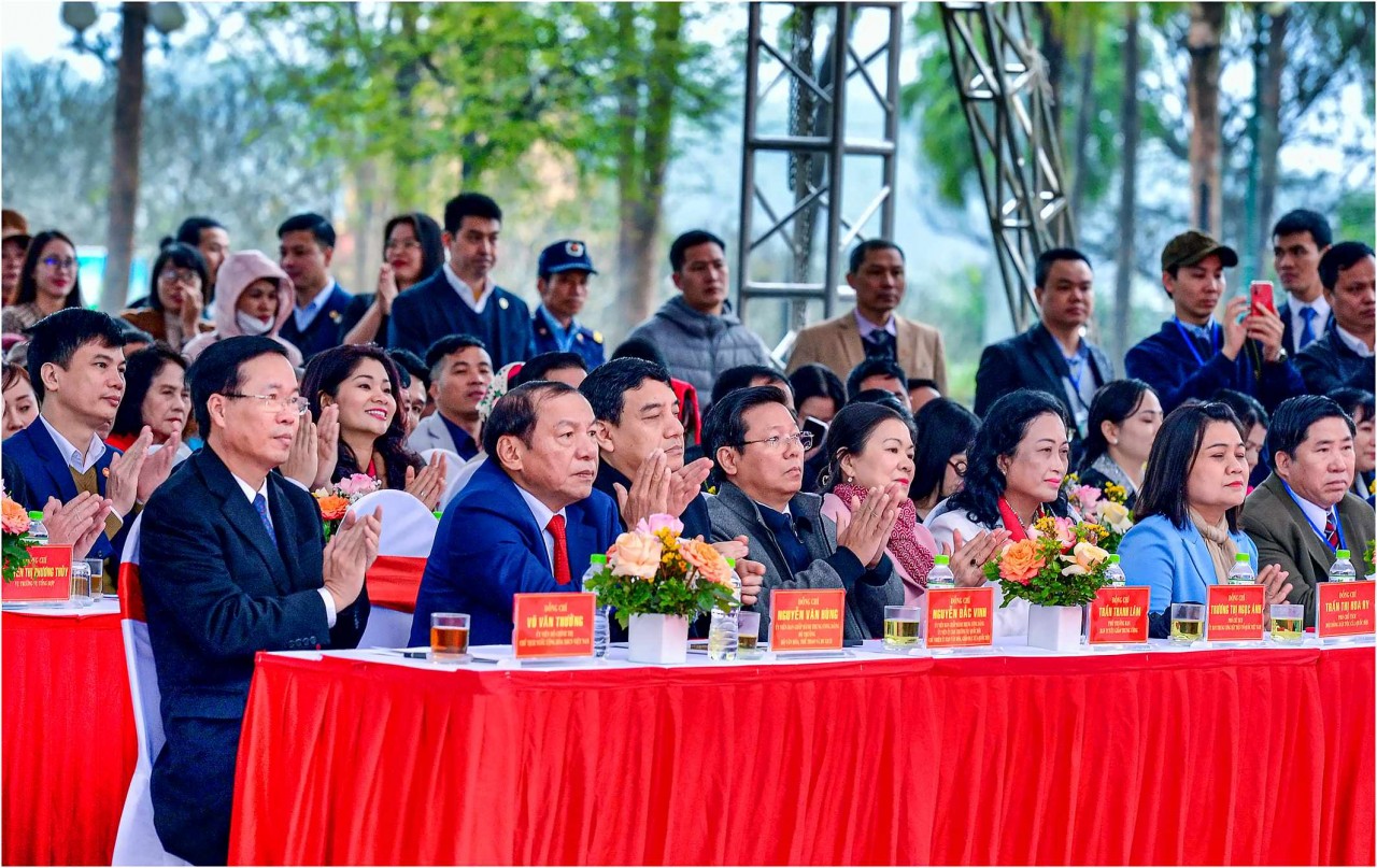 Chủ tịch nước Võ Văn Thưởng ngồi dự Lễ tại Làng Văn hóa. (Ảnh: Thanh Hà)