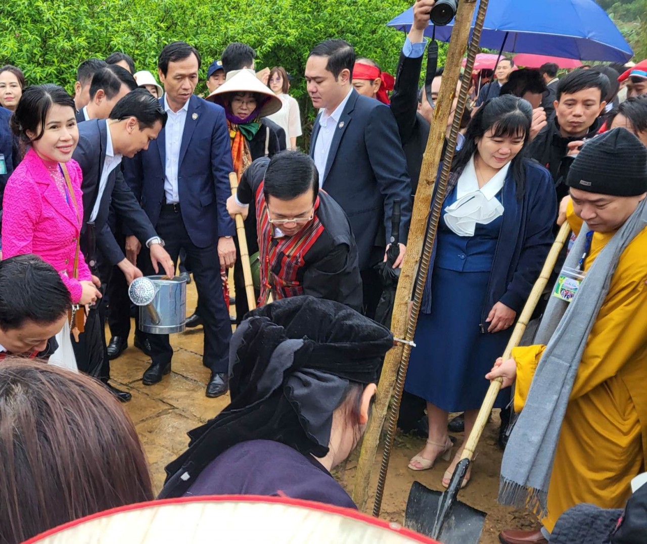 Chủ tịch nước Võ Văn Thưởng trồng cây cùng bà con tại Làng Văn hóa. (Ảnh: Minh Hòa)