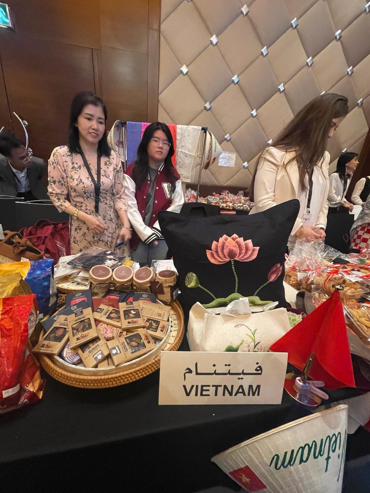Đại sứ quán Việt Nam tại Kuwait tham gia hội chợ trưng bày sản phẩm thủ công, giới thiệu văn hóa