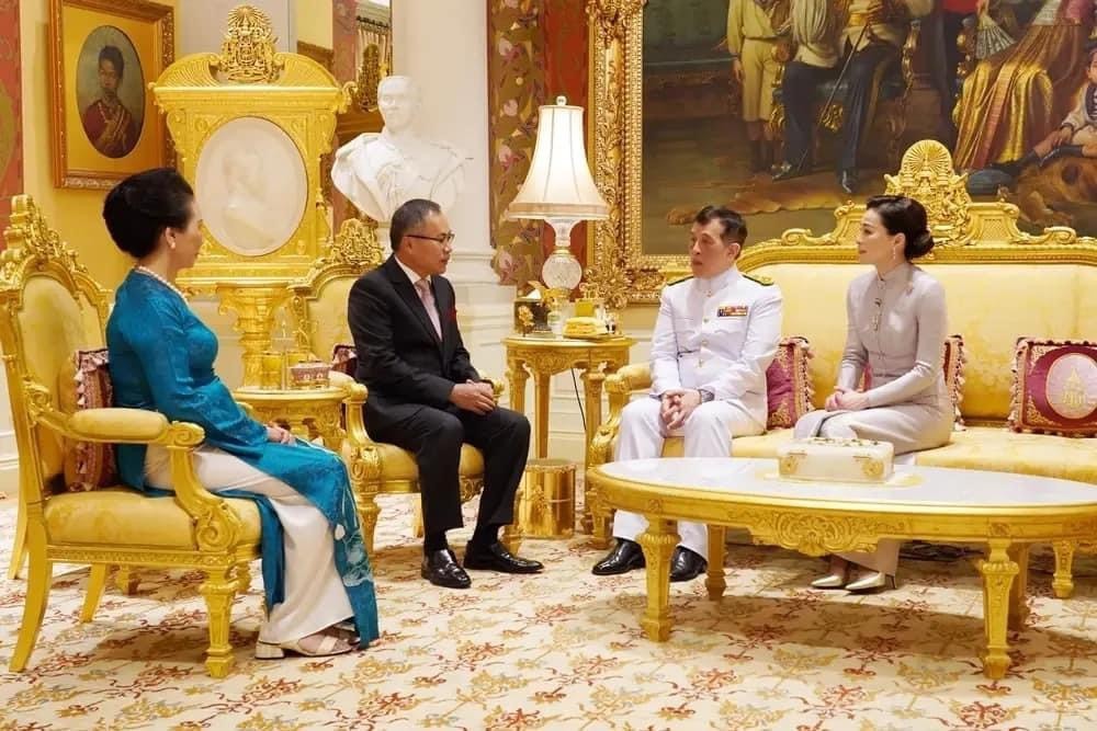 Nhà vua Thái Lan và Hoàng hậu tiếp thân mật Đại sứ Phan Chí Thành