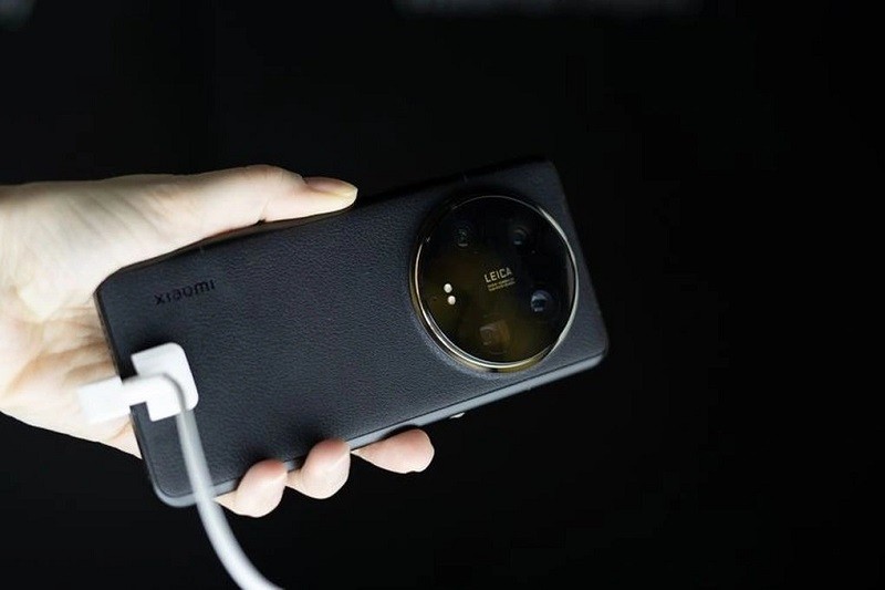 Cụm camera trên chiếc Xiaomi 14 Ultra được lấy cảm hứng từ những chiếc máy ảnh truyền thống.