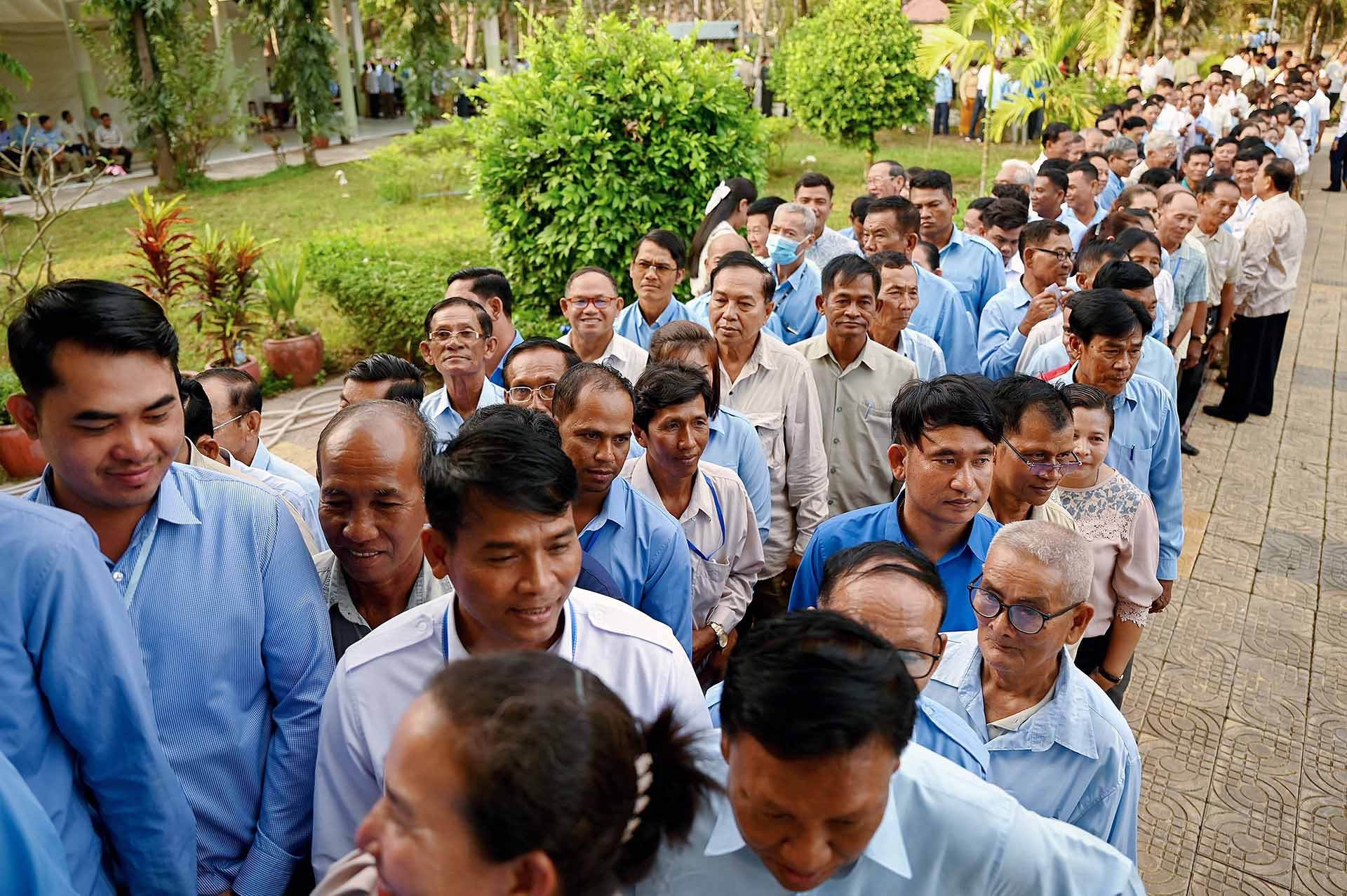 Cử tri xếp hàng bỏ phiếu trong cuộc bầu cử Thượng viện tại Phnom Penh, Campuchia ngày 25/2. (Nguồn: AFP/TTXVN)