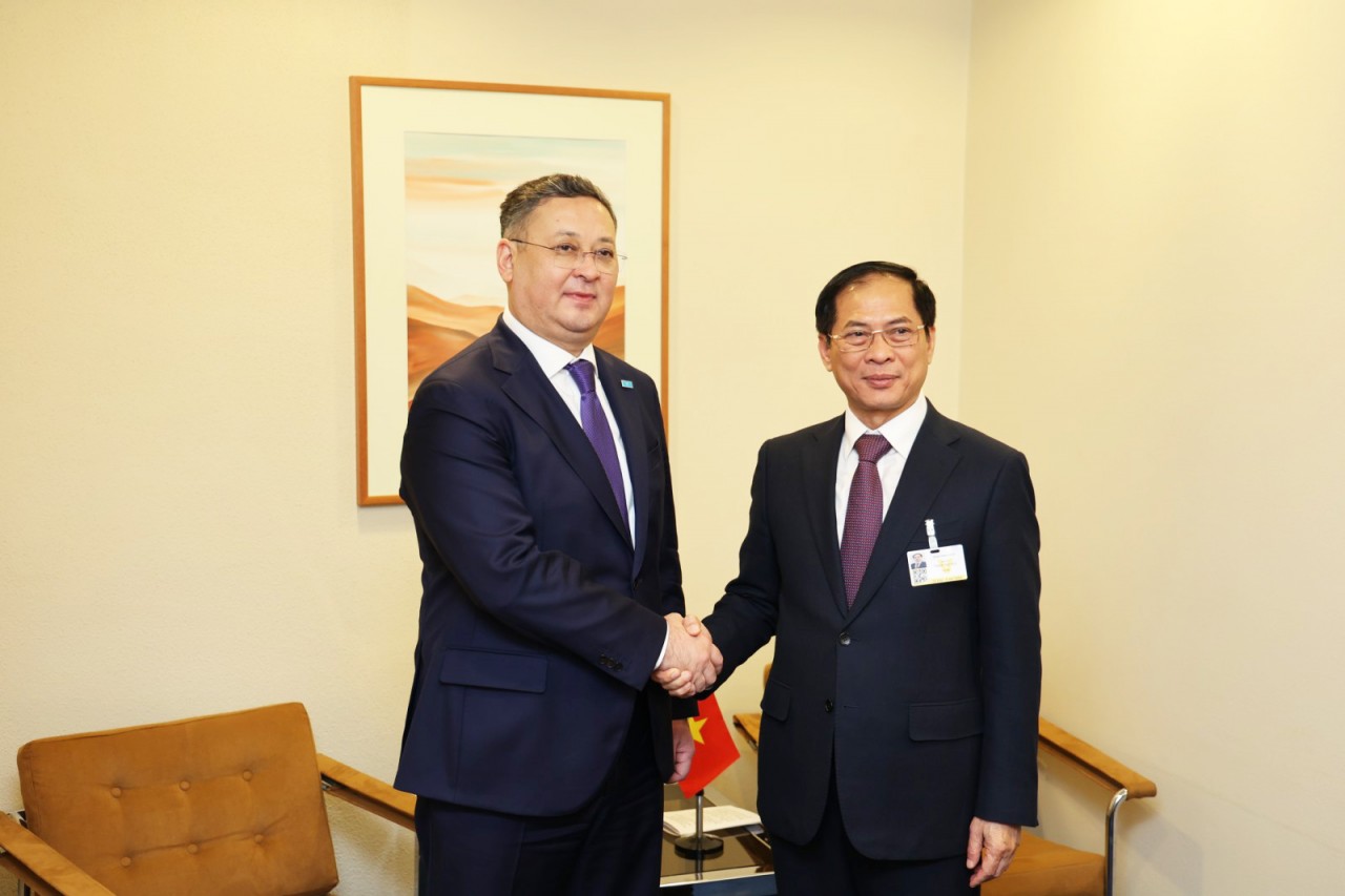 Bộ trưởng Bùi Thanh Sơn gặp Phó Thủ tướng, Bộ trưởng Ngoại giao Kazakhstan Murat Nurtleu