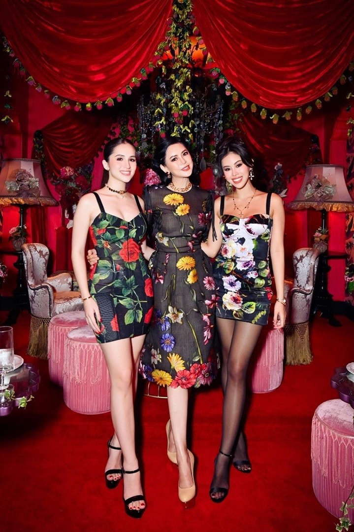Cựu diễn viên Thủy Tiên (giữa) tự tin khoe sắc vóc bên con gái Tiên Nguyễn và hot girl Marie Trâm Anh (trái) ở một nhà hàng sang trọng bậc nhất tại Sài Gòn.
