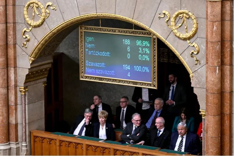 Quốc hội Hungary bỏ phiếu phê chuẩn nỗ lực gia nhập NATO của Thụy Điển, với 188 phiếu thuận và 6 phiếu chống, ngày 26/2/2024. (Nguồn: AP)