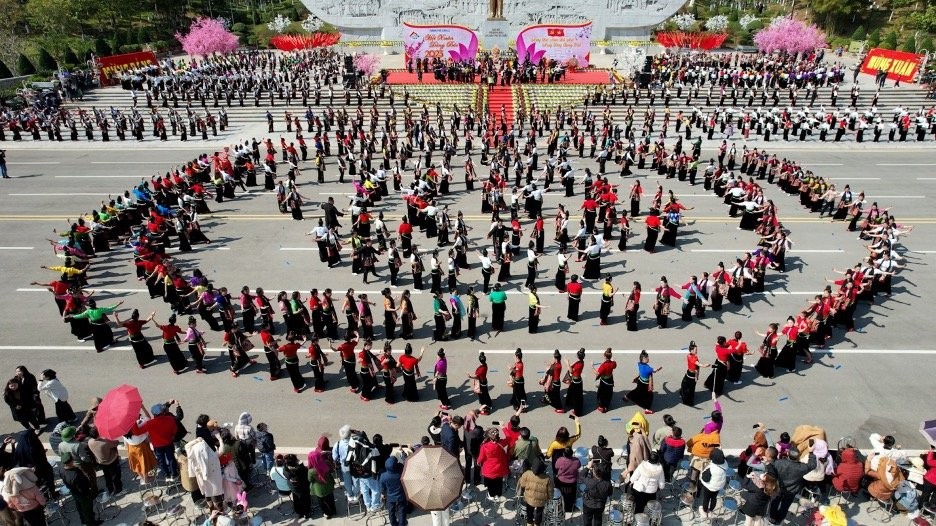 Thành phố học tập Sơn La bảo tồn và phát huy các nét đẹp văn hoá truyền thống (Lễ hội truyền thống với điệu Xòe Thái cổ) (Ảnh: NVCC)