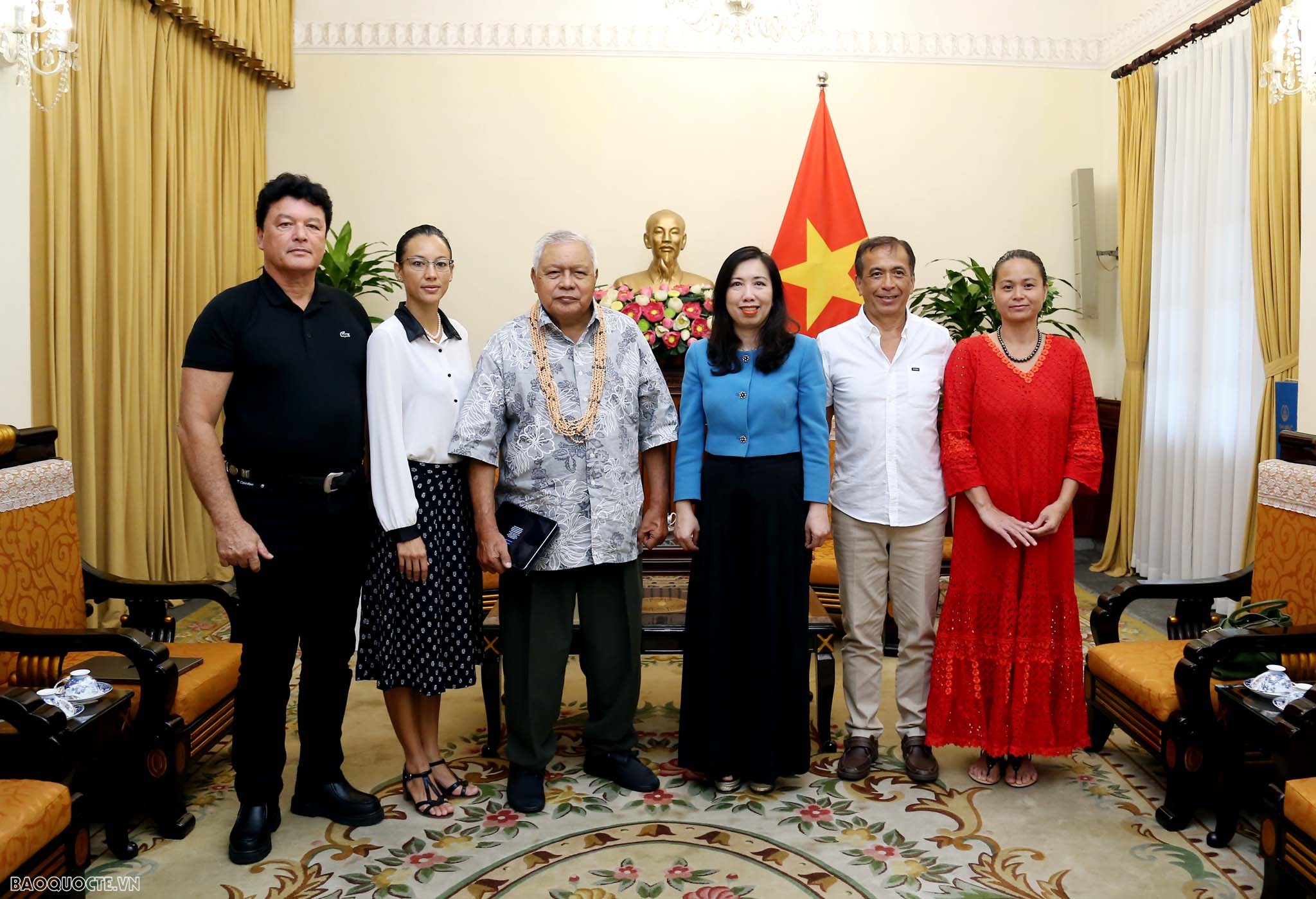 Thứ trưởng Ngoại giao Lê Thị Thu Hằng tiếp thân nhân gia đình cụ Kỳ Đồng Nguyễn Văn Cẩm
