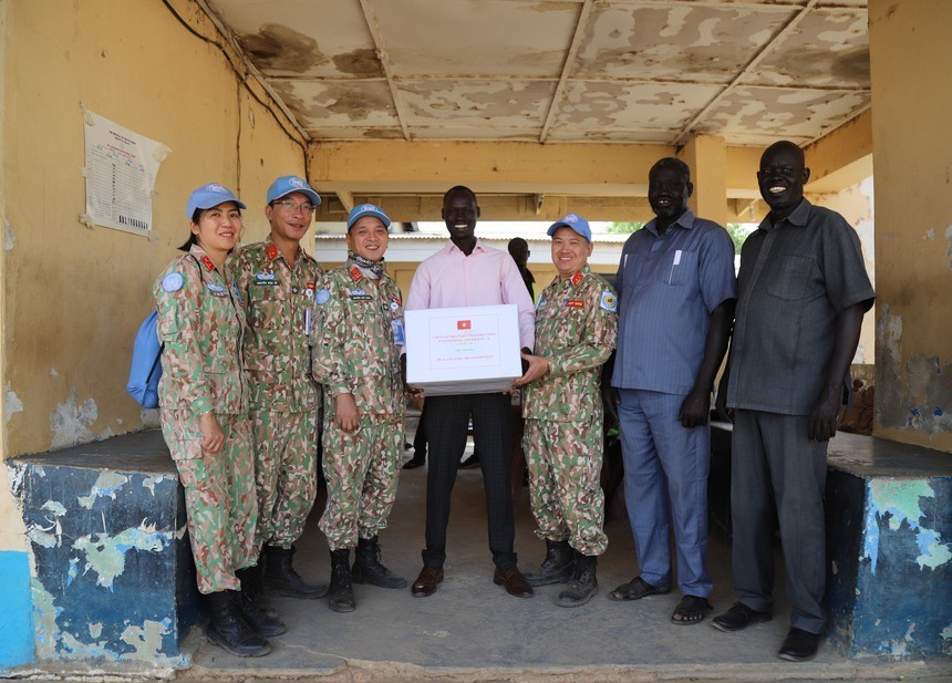Những món quà ý nghĩa được Đội Công binh Việt Nam trao tặng bệnh viện khu vực Abyei