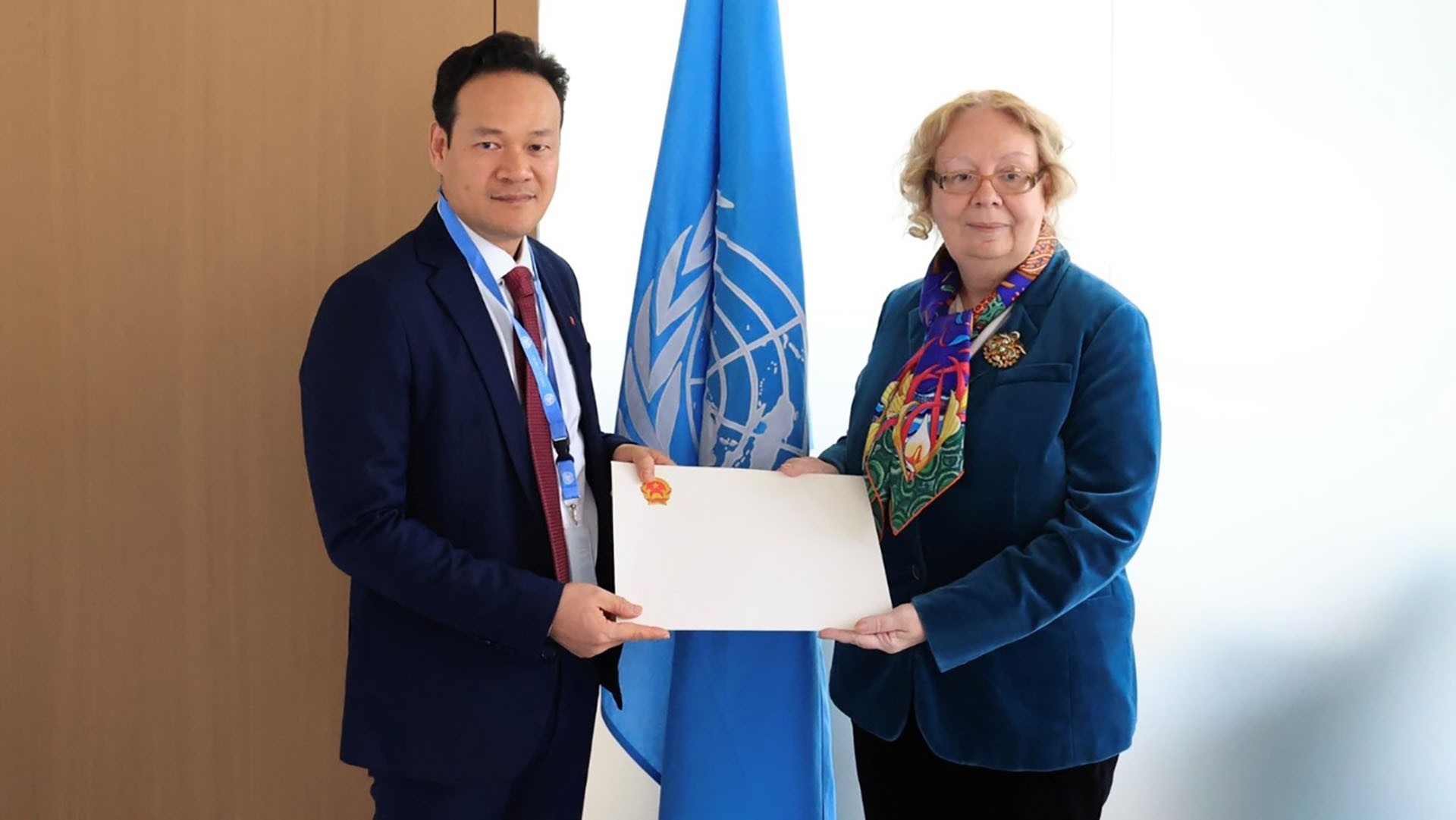 Đại sứ Mai Phan Dũng trình Thư ủy nhiệm lên Tổng giám đốc Văn phòng Liên hợp quốc tại Geneva Tatiana Valovaya.