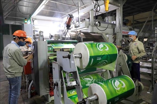 Workers make packaging products at a factory of the Thuan Duc Joint Stock Company in Hung Yen province. (Photo: VNA)