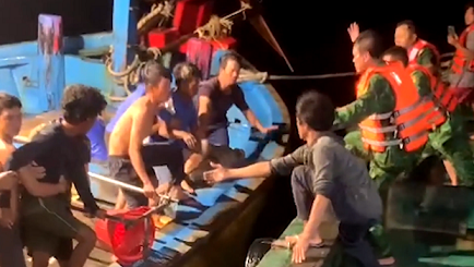 Ba Ria - Vung Tau authorities hand over 11 saved foreign sailors to consulates general