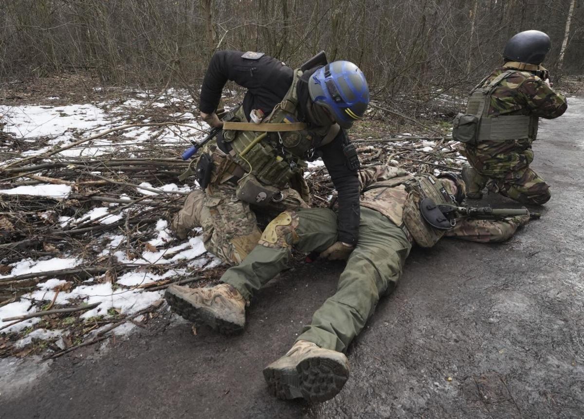 Các binh sĩ Ukraine mô phỏng việc sơ tán một đồng đội bị thương và sơ cứu y tế trong quá trình huấn luyện chiến thuật tại một trường bắn ở vùng Kharkiv, Ukraine, ngày 29/2/2024.(Nguồn: Toronto Star)