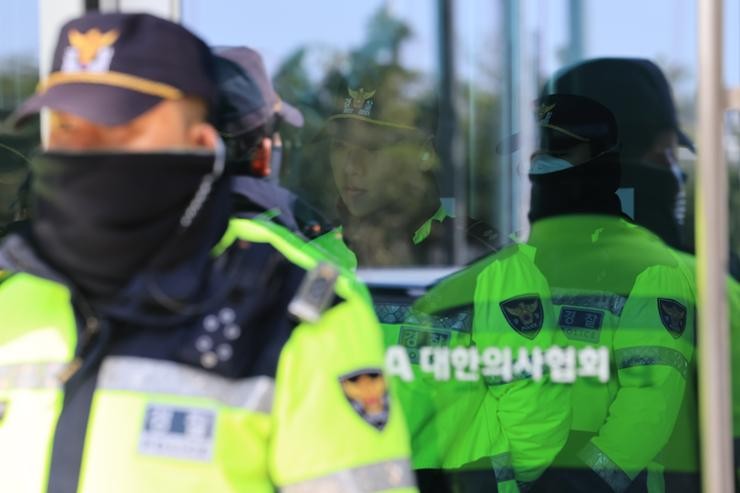 Khủng hoảng y tế Hàn Quốc: Cảnh sát khám xét trụ sở và nhà riêng của các lãnh đạo Hiệp hội Y khoa