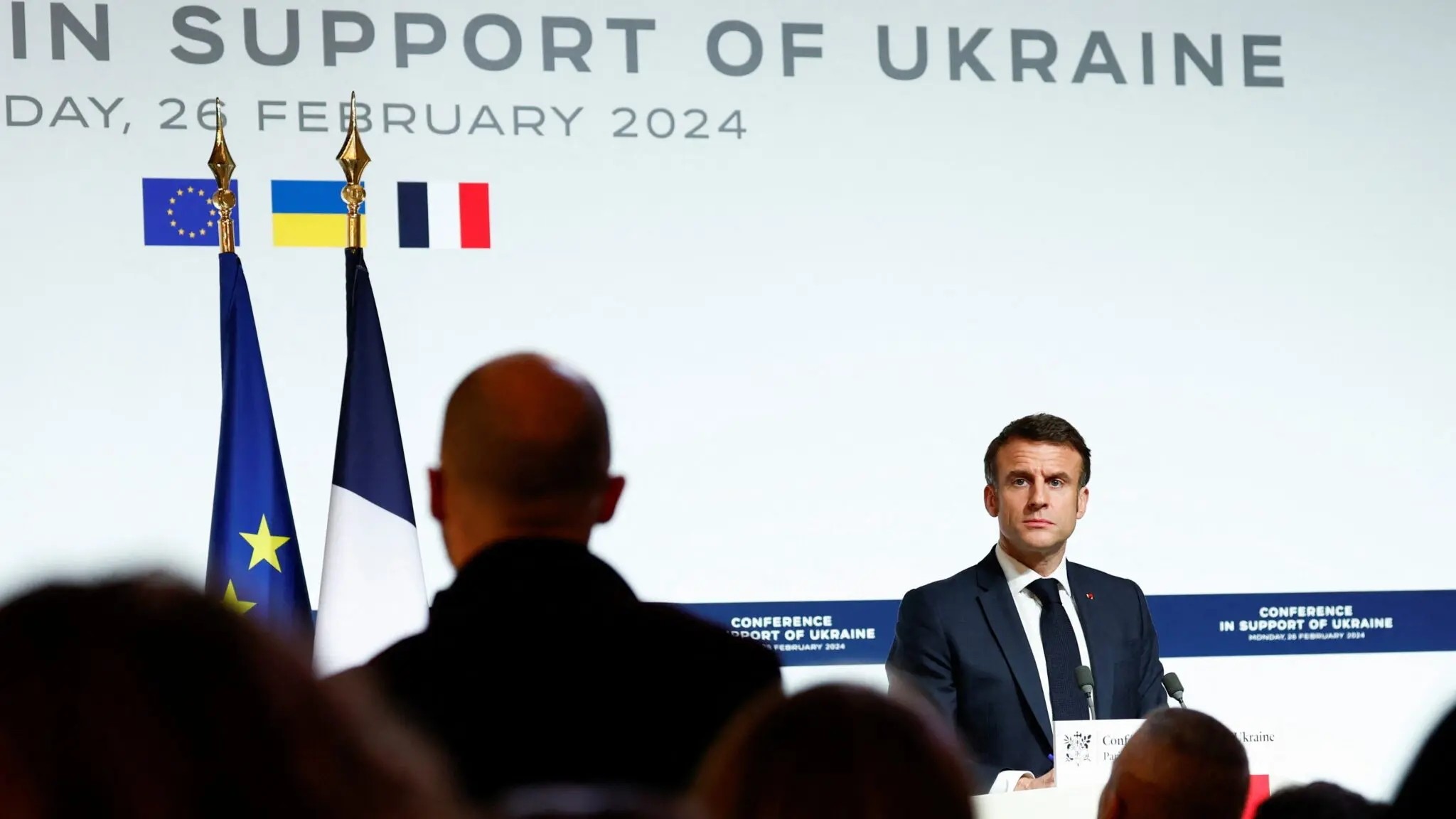Tổng thống Pháp Emmanuel Macron phát biểu trong cuộc họp báo tại điện Elysée, Paris, ngày 26/02/2024, nhân hội nghị bàn về yểm trợ Ukraina chống quân Nga xâm lược. AP - Gonzalo Fuentes