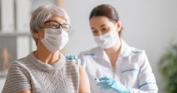 Australia khuyến khích tiêm vaccine Covid-19 liều tăng cường trong năm 2024