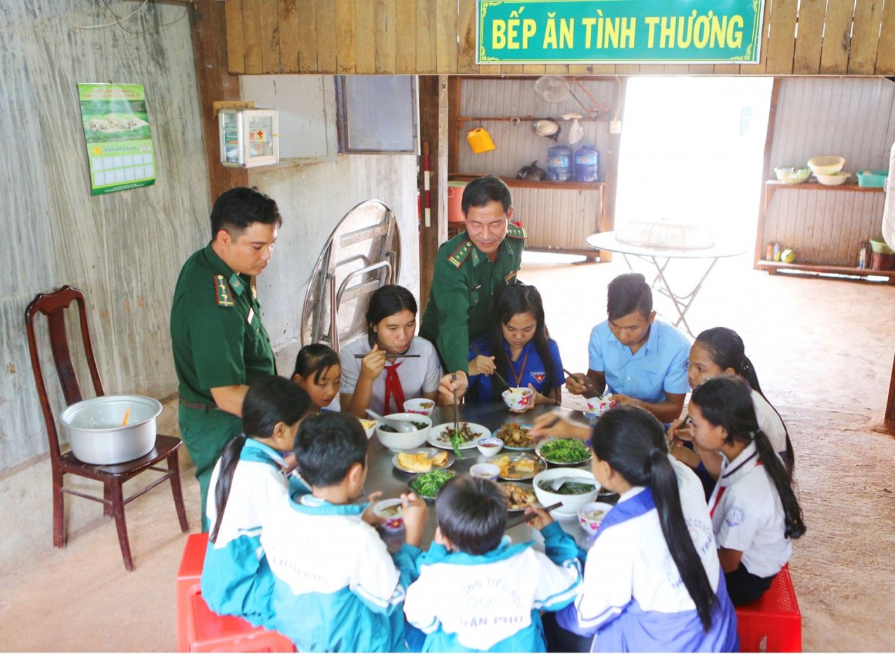 Bộ đội Biên phòng tỉnh Gia Lai duy trì mô hình Bếp ăn tình thương tại Đồn Cửa khẩu Lệ Thanh.