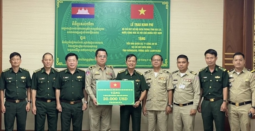 Lãnh đạo Bộ đội Biên phòng tỉnh Gia Lai trao kinh phí hỗ trợ cho Ty Công an tỉnh Ratanakiri, Campuchia.