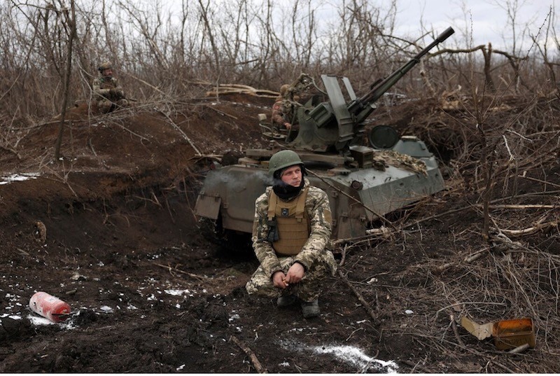 Pháo thủ phòng không Ukraine giám sát bầu trời từ vị trí của họ gần Bakhmut. (Nguồn: AFP)