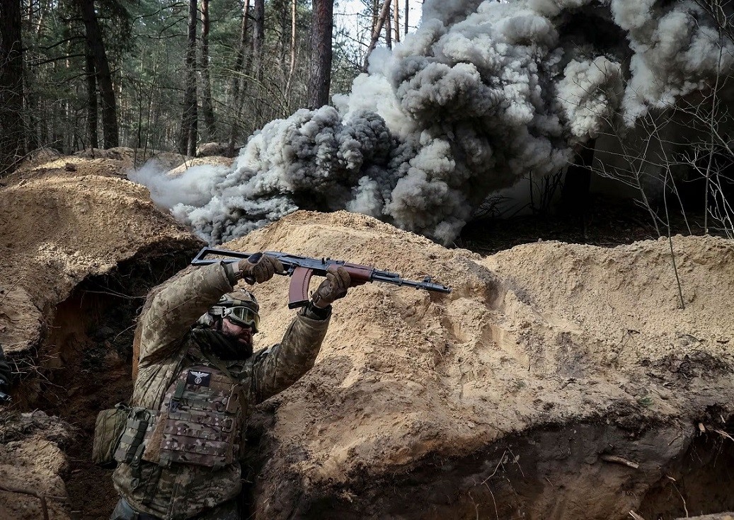Quân nhân thuộc Lực lượng vệ binh quốc gia Ukraine tham gia diễn tập về nguy cơ phóng xạ, hóa học và sinh học, gần Kharkov, Ukraine, ngày 29/2. (Nguồn: Reuters)