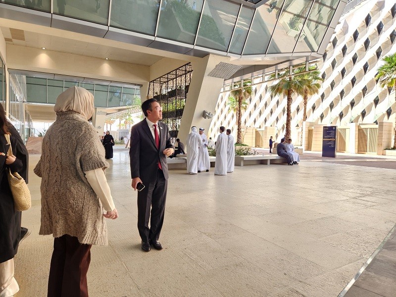 Đại sứ quán thăm quan khuôn viên Đại học Kuwait.