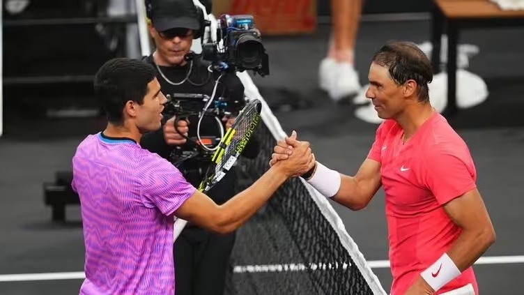 Carlos Alcaraz thắng Rafael Nadal trong trận giao hữu quần vợt
