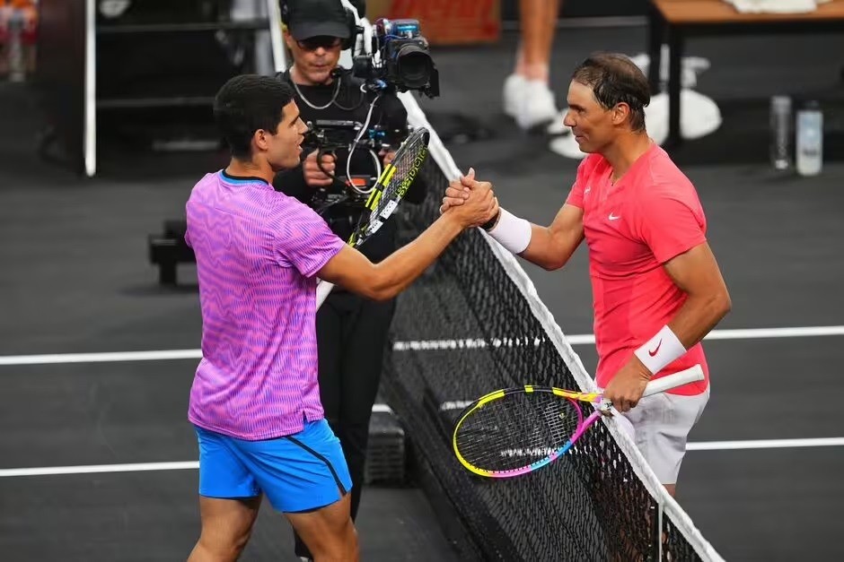 Tay vợt Carlos Alcaraz thắng Rafael Nadal trong trận giao hữu quần vợt