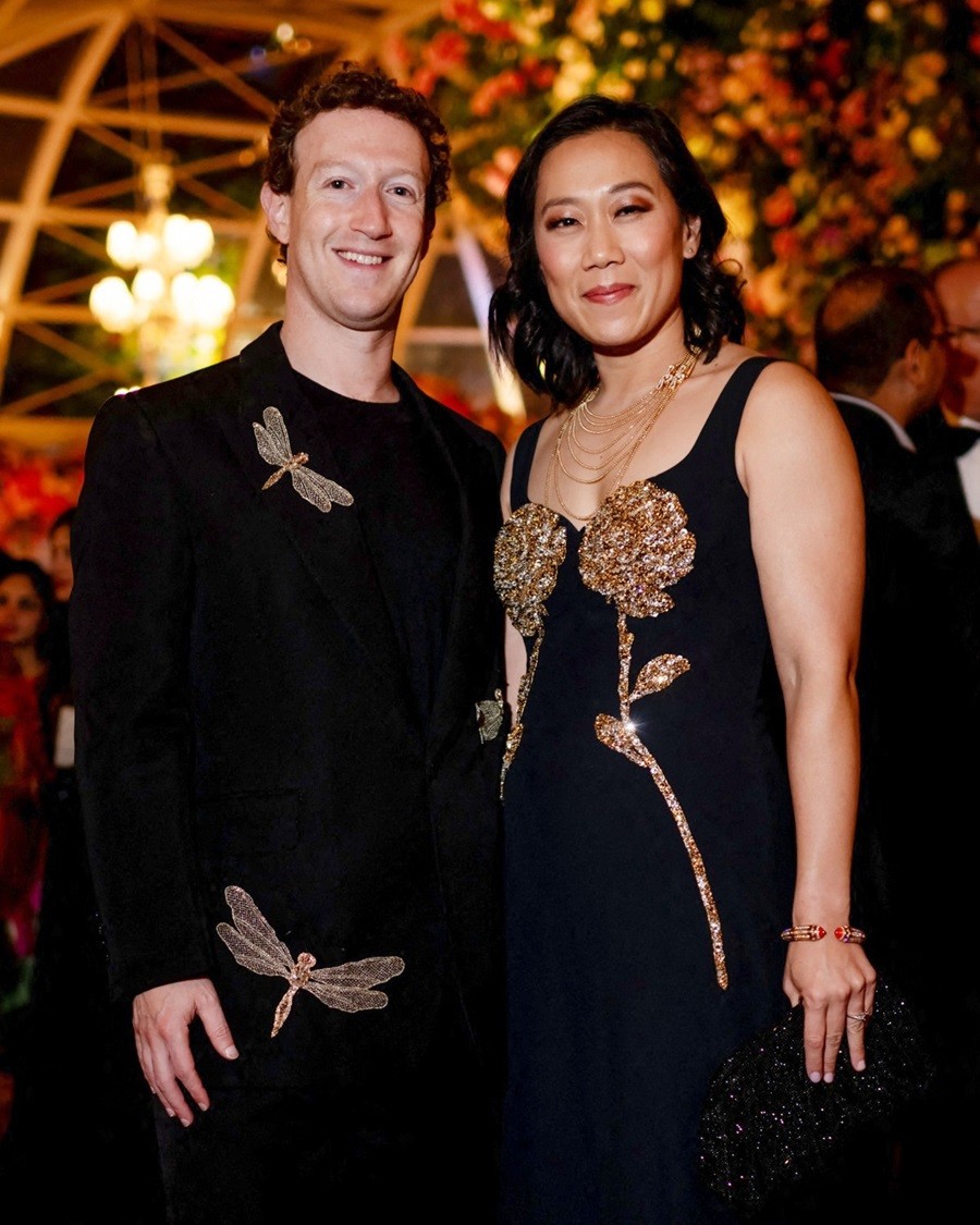 Vốn gắn liền với hình ảnh giản dị, vợ chồng tỷ phú Mark Zuckerberg gây ấn tượng thời trang cao cấp. Cả hai đều chọn trang phục Alexander McQueen tới dự bữa tiệc trị giá 120 triệu USD tại thành phố Jamnagar, Ấn Độ vào tối 1/3.