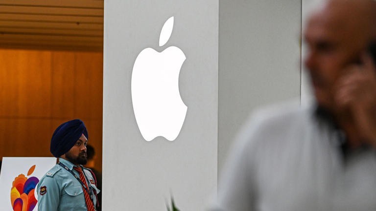 Được Apple 'ưu ái', khi nào Ấn Độ trở thành công xưởng mới của thế giới?