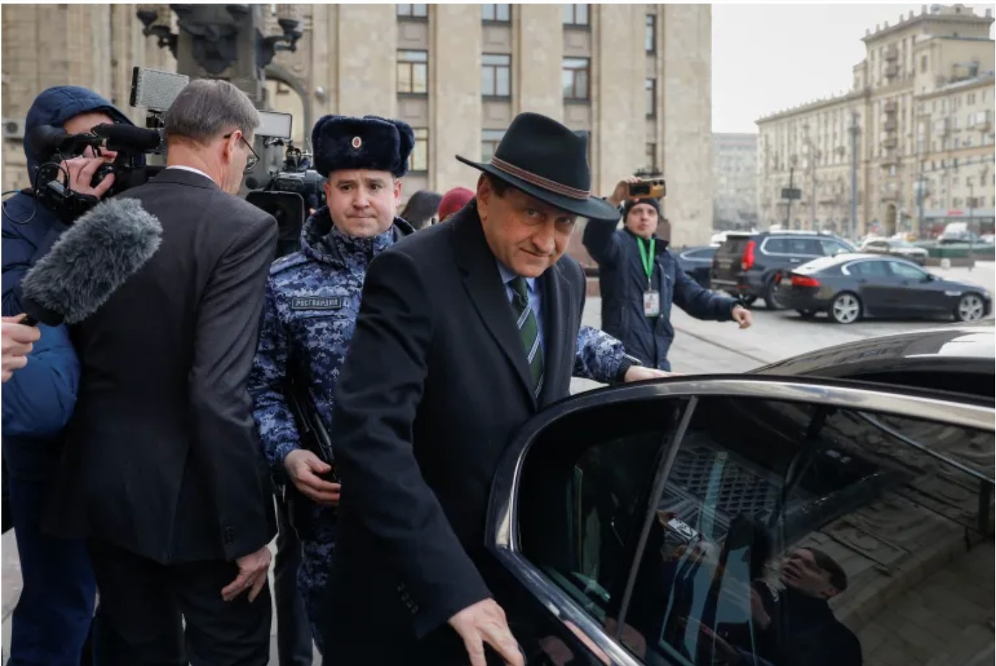 Đại sứ Đức tại Nga Alexander Graf Lambsdorff rời Bộ Ngoại giao Nga tại Moscow, ngày 4/3. (Nguồn: Reuters)