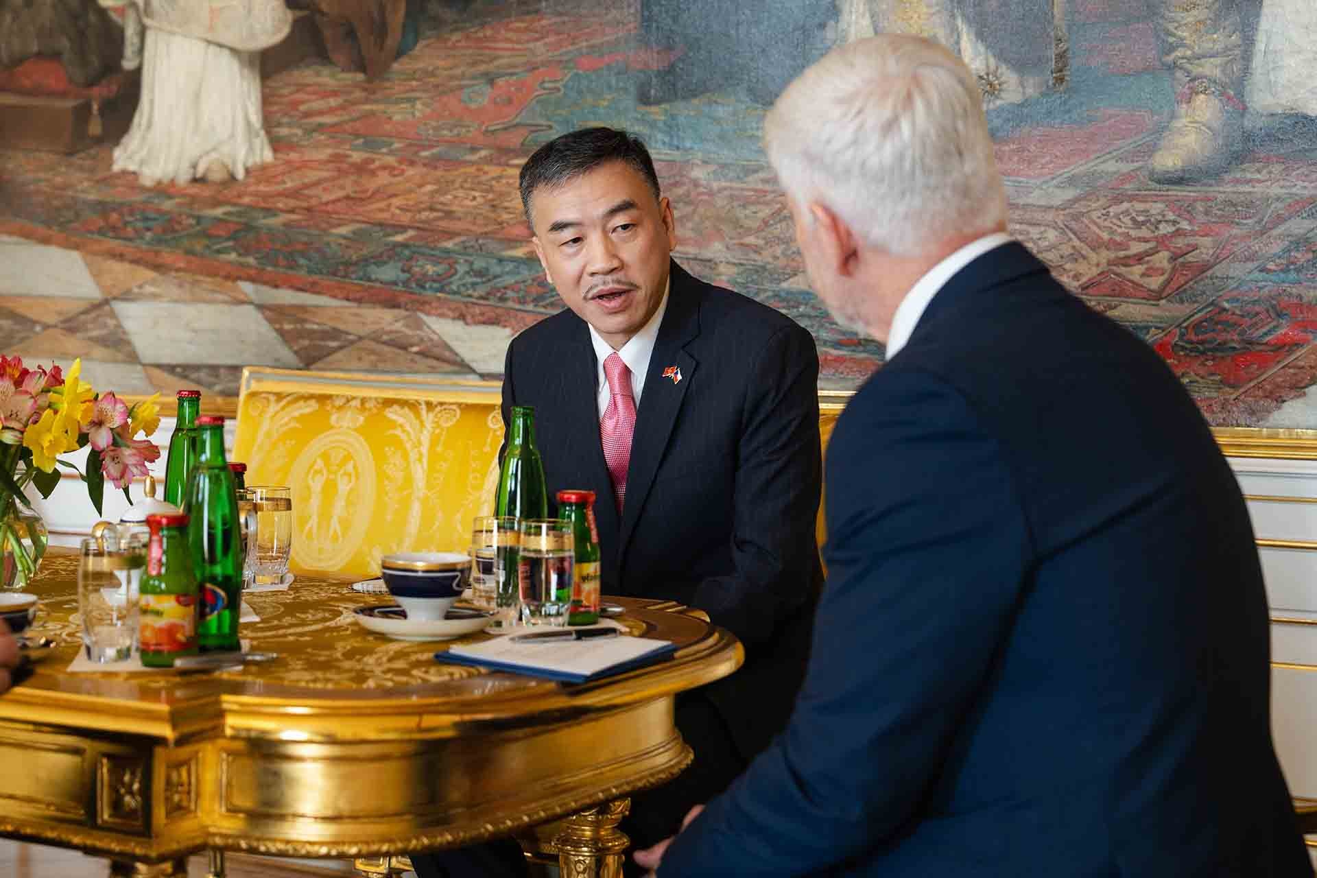 Tổng thống Cộng hòa Czech Petr Pavel tiếp Đại sứ Dương Hoài Nam.  (Ảnh: Tomáš Fongus)