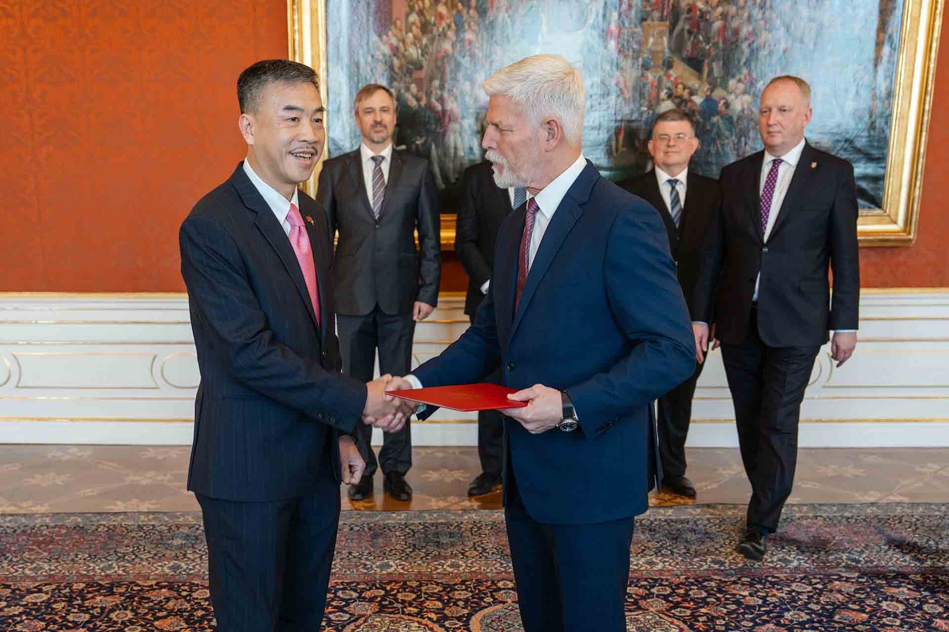 Đại sứ Dương Hoài Nam trình Thư ủy nhiệm lên Tổng thống Cộng hòa Czech Petr Pavel.  (Ảnh: Tomáš Fongus)