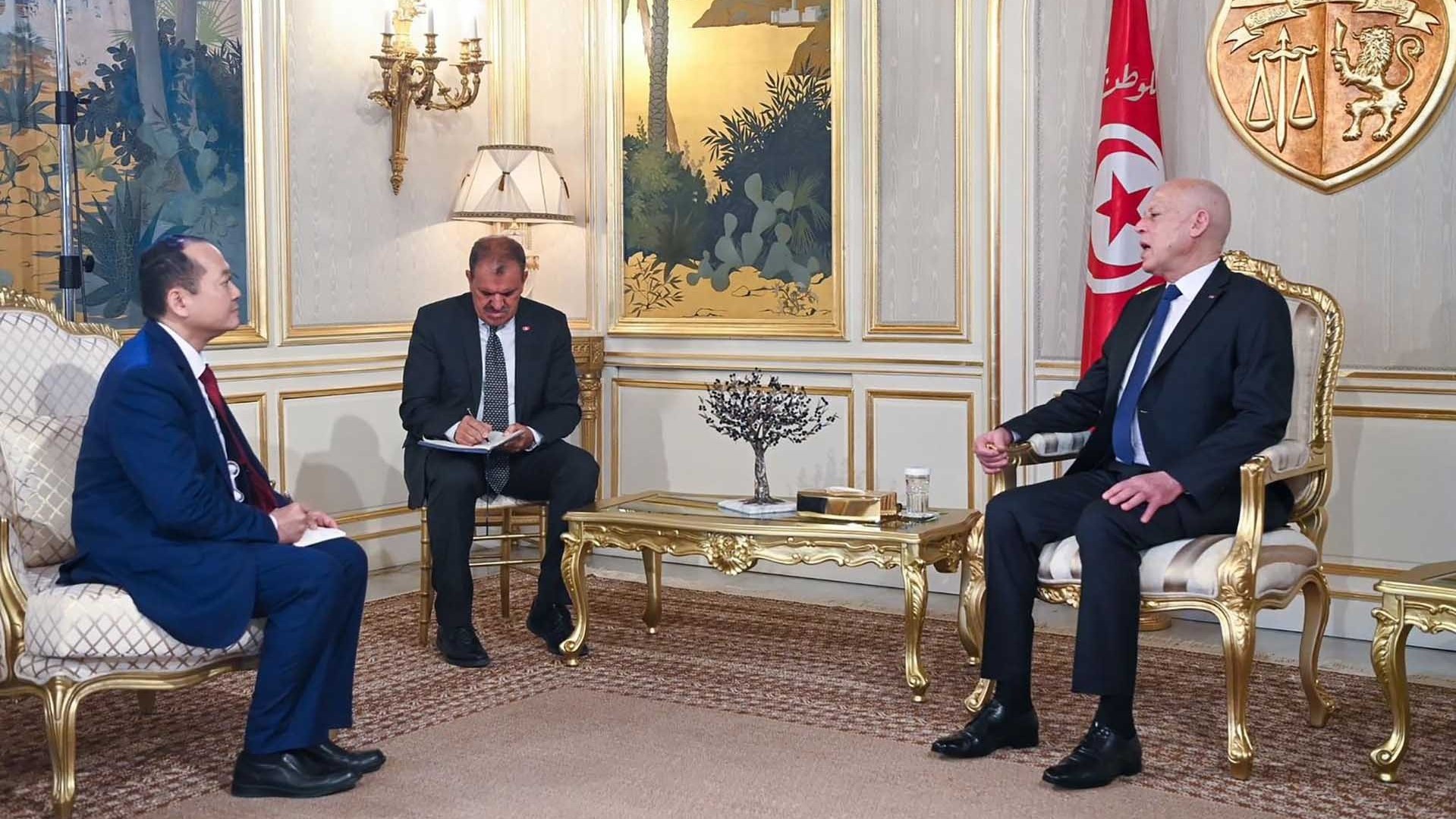 Đại sứ Nguyễn Huy Dũng trình Thư ủy nhiệm lên Tổng thống Tunisia Kais Saied