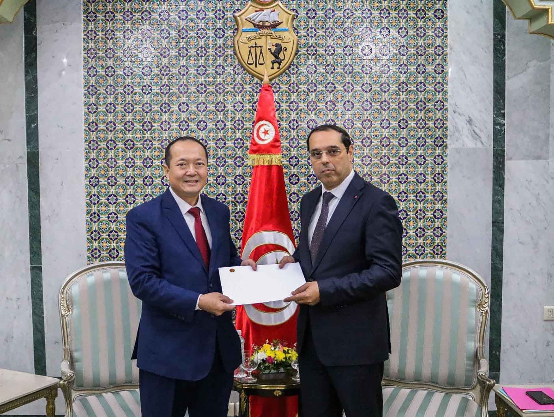 Đại sứ Nguyễn Huy Dũng trình Thư ủy nhiệm lên Tổng thống Tunisia