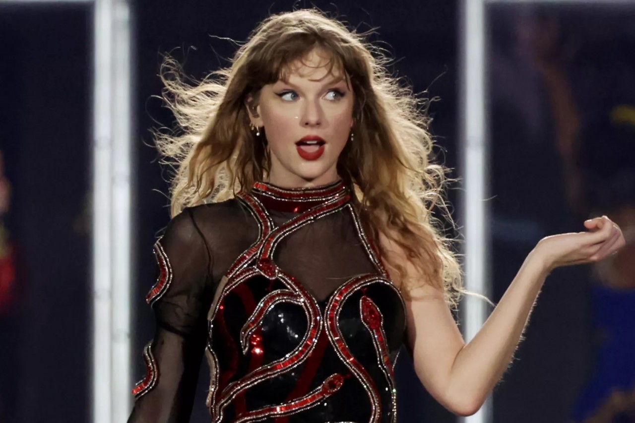 Fan bày tỏ lo lắng khi Taylor Swift phải thường xuyên di chuyển giữa các quốc gia