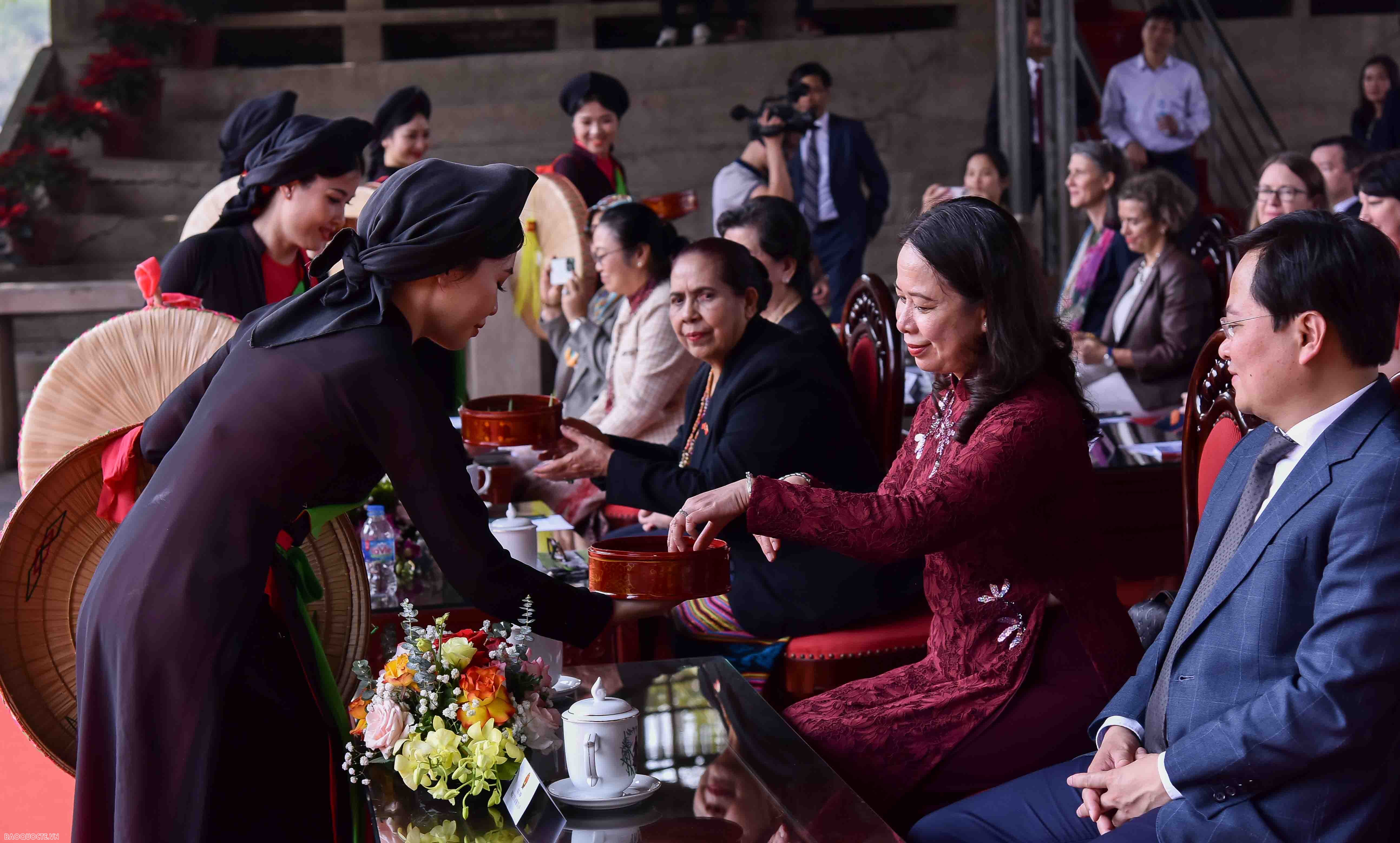 Phó Chủ tịch nước cùng các nữ Trưởng cơ quan đại diện nước ngoài tại Việt Nam trải nghiệm làm tranh Đông Hồ, nghe hát quan họ
