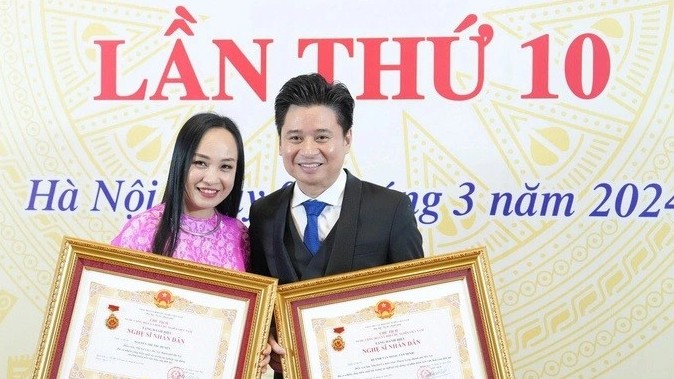 Vợ chồng nghệ sĩ Thu Huyền và Tấn Minh cùng được trao tặng danh hiệu Nghệ sĩ nhân dân