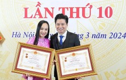Vợ chồng nghệ sĩ Thu Huyền và Tấn Minh cùng được trao tặng danh hiệu Nghệ sĩ nhân dân