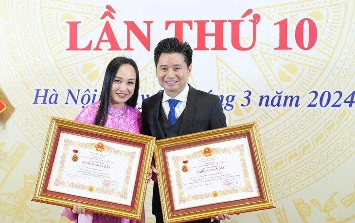 Vợ chồng nghệ sĩ Mai Thu Huyền và Tấn Minh cùng được trao tặng danh hiệu Nghệ sĩ nhân dân
