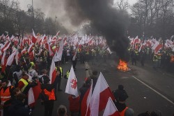 Phẫn nộ đỉnh điểm vì sự 'o bế' nông sản Ukraine cũng như tham vọng về môi trường của EU, nông dân Ba Lan 'tràn' vào thủ đô biểu tình