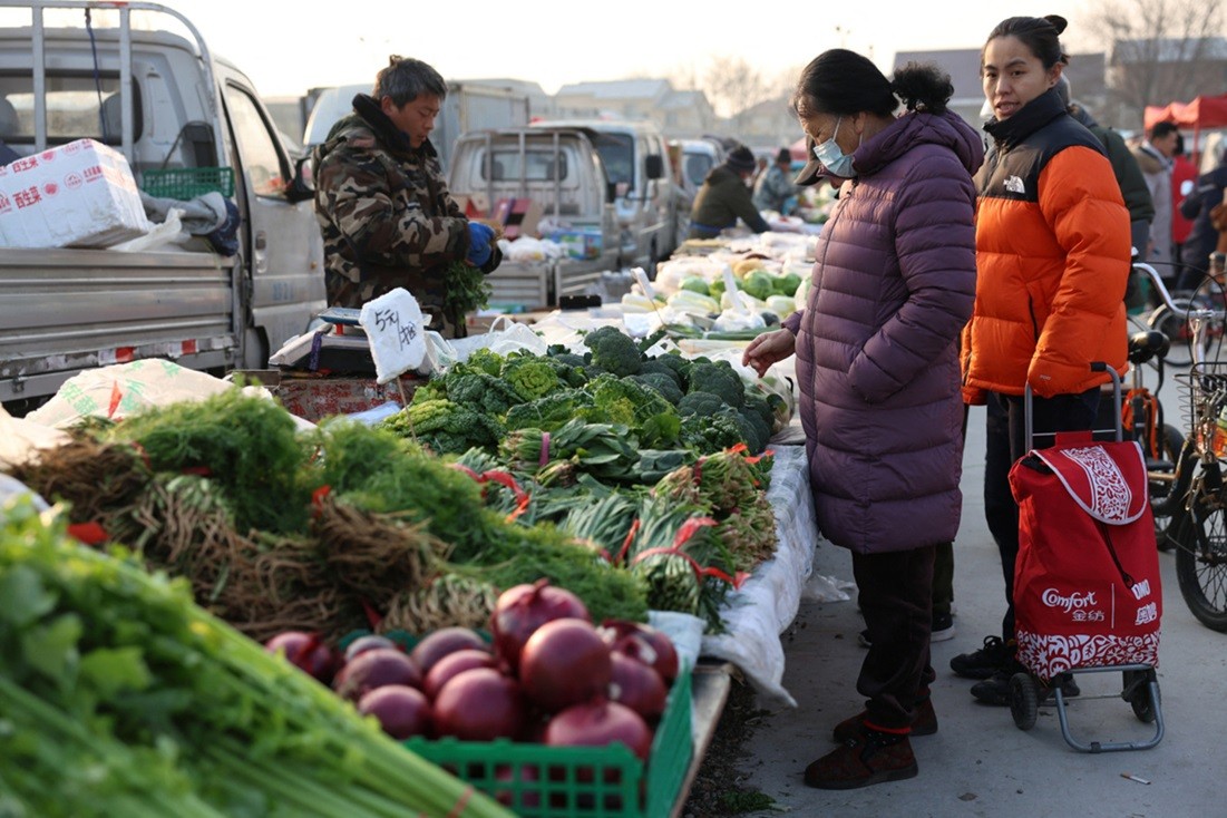 Người dân mua đồ tại một khu chợ ở Bắc Kinh (Trung Quốc) tháng 1/2024. Ảnh: Reuters