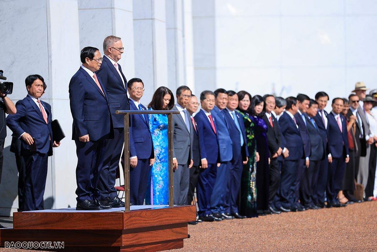 Sáng ngày 7/3 (theo giờ địa phương), tại thủ đô Canberra, Thủ tướng Phạm Minh Chính và Phu nhân dự lễ đón chính thức do Thủ tướng nước chủ nhà Anthony Albanese và Phu nhân chủ trì.