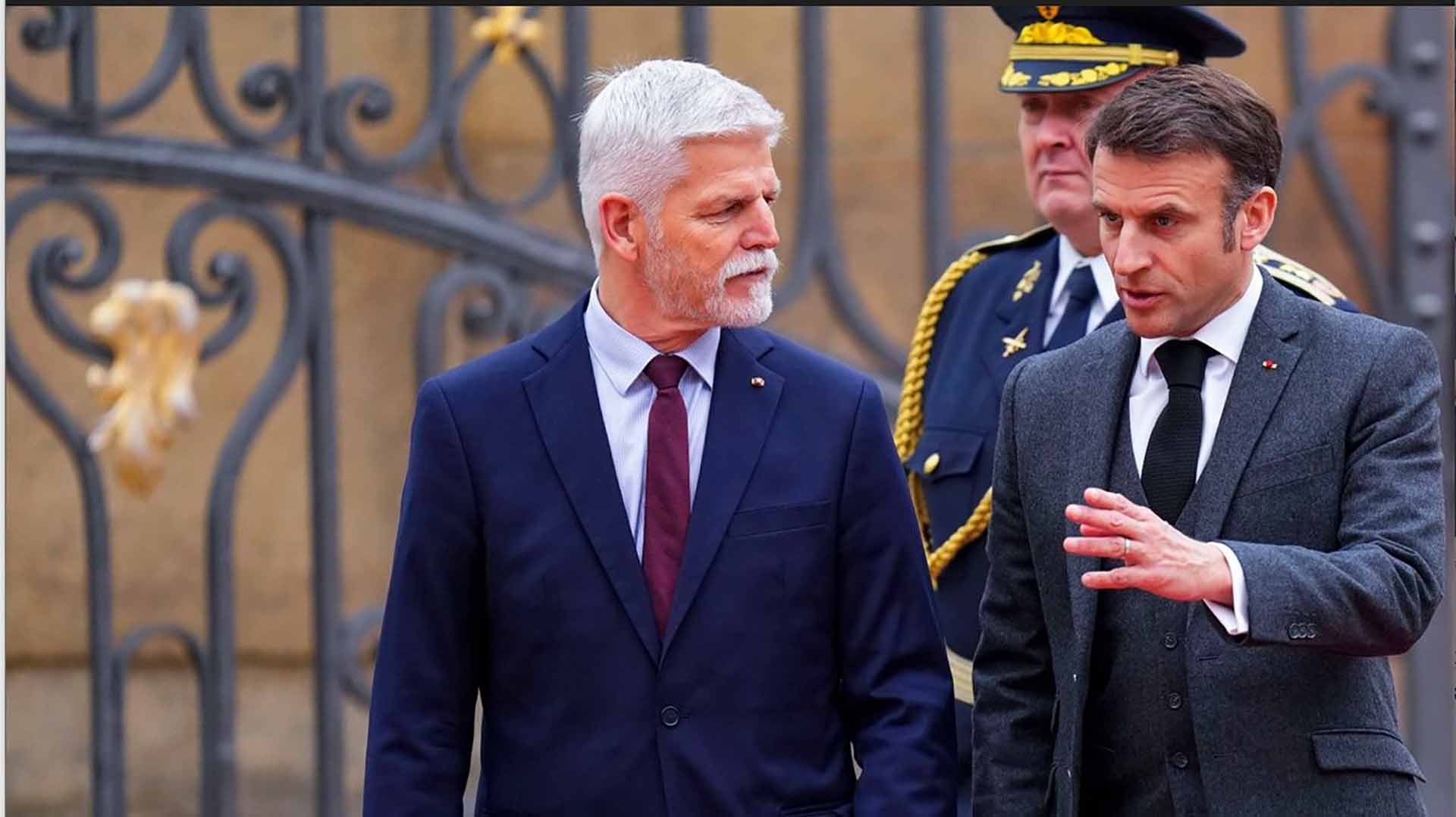 Tổng thống Pháp Emmanuel Macron (phải) và Tổng thống Czech Petr Pavel tại Prague, ngày 5/3. (Nguồn: AP)
