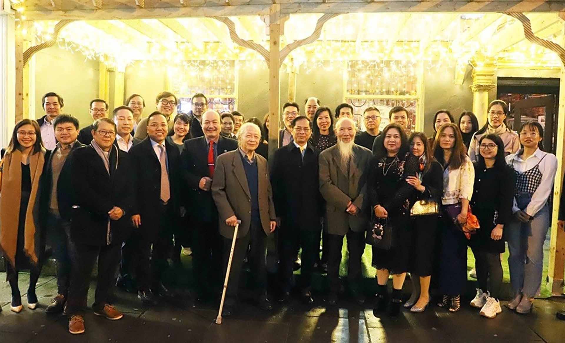 Bộ trưởng Ngoại giao Bùi Thanh Sơn chụp ảnh lưu niệm với đại diện cộng đồng người Việt Nam tại Ireland. (Ảnh: Nhất Phong)